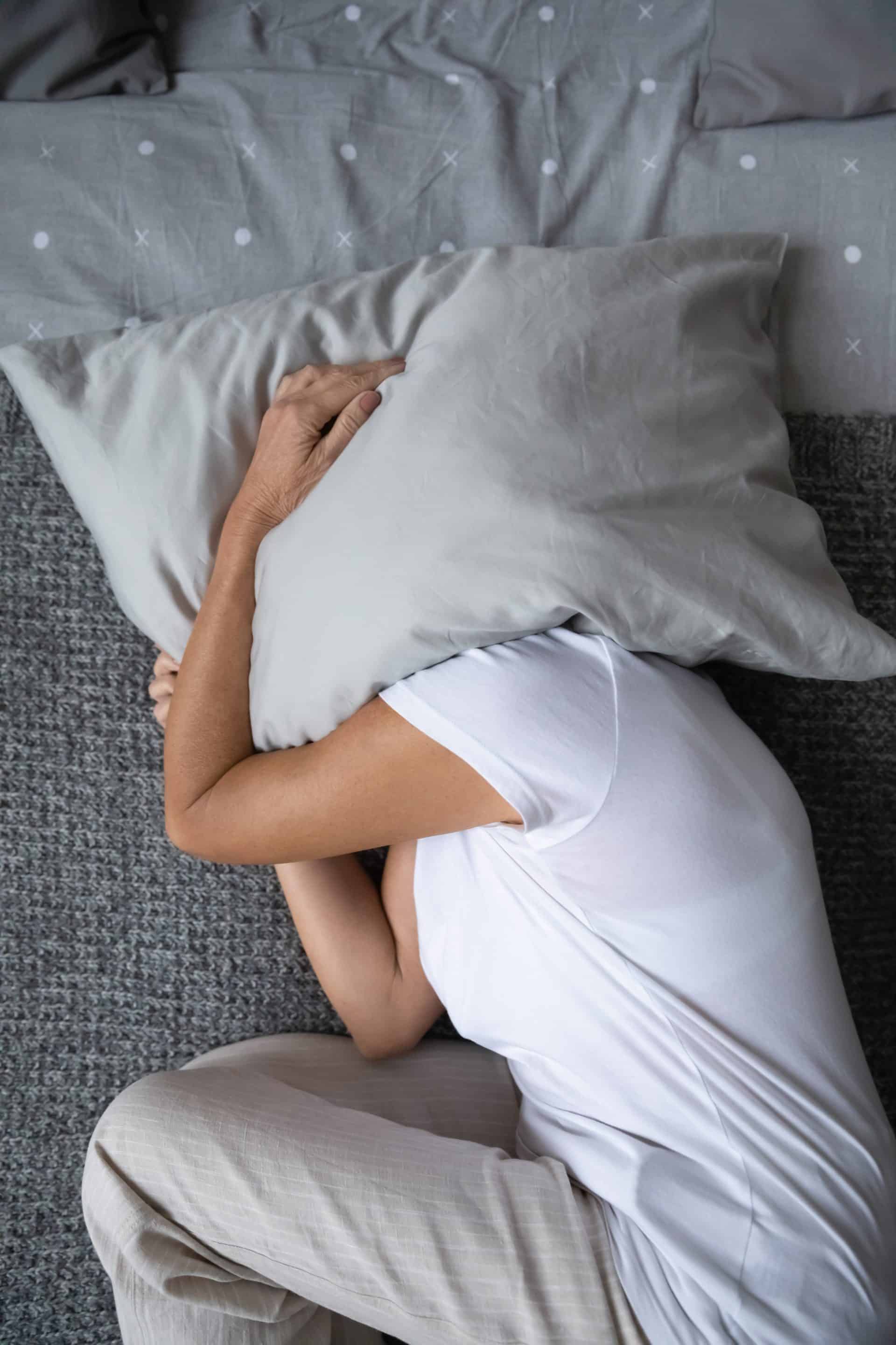 Women under pillow cant sleep